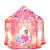 子供のテート室内のお姫様人形のおもちゃ屋さんの大きなお城でままごとをして歌を歌っています。家の女の子はベッドの神器のピンクを分けています。